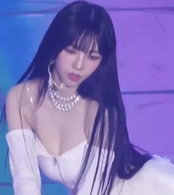 카리나 슴골 노출 레전드짤 갱신..